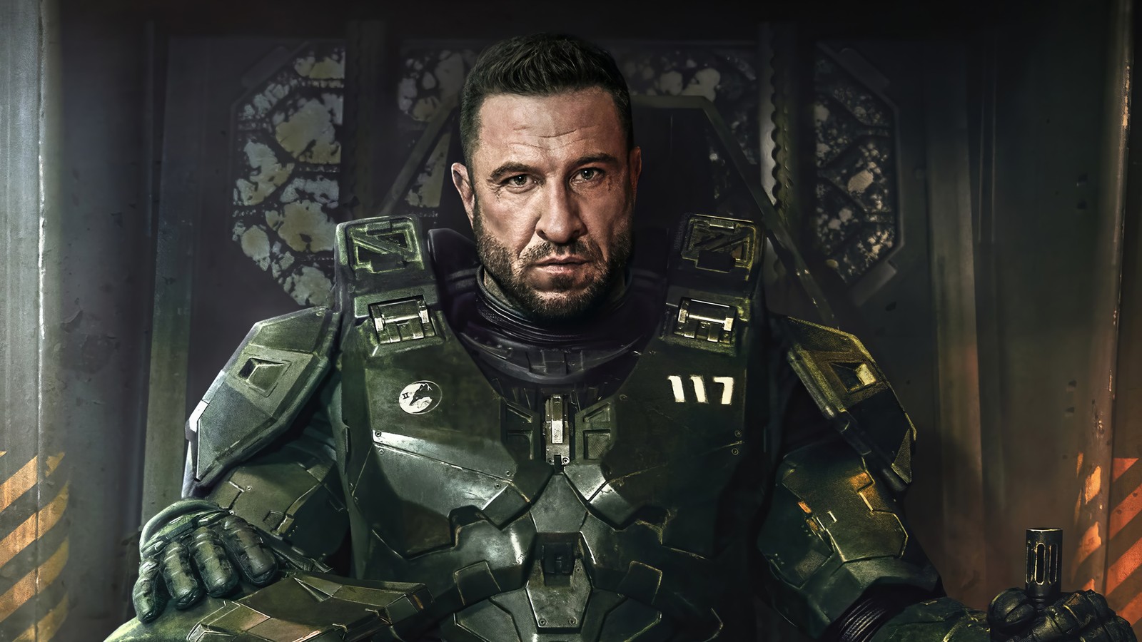 Un primer plano de un hombre en armadura sosteniendo un arma (serie halo, halo series, series de televisión, pablo schreiber, master chief)