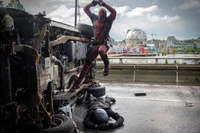 Deadpool in Aktion: Eine dynamische Metalls skulptur des ikonischen Superhelden