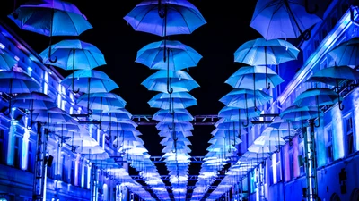 Guarda-sóis Azuis Majorelle Iluminados por Iluminação Elétrica em uma Paisagem Noturna Urbana Simétrica