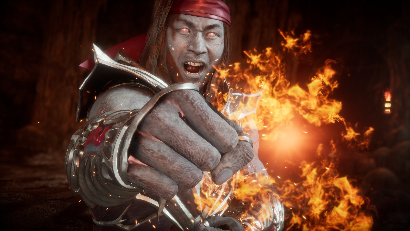 Un hombre con una bandana roja sosteniendo una espada frente a un fuego (liu kang, mortal kombat 11, videojuego)