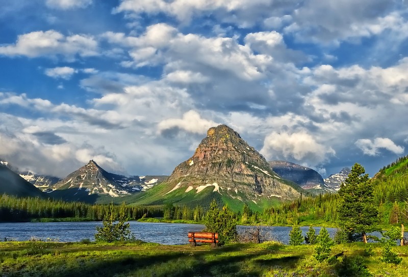 Горы и озеро с скамейкой на переднем плане (озеро два лекарства, two medicine lake, озеро святой марии, парк, национальный парк)