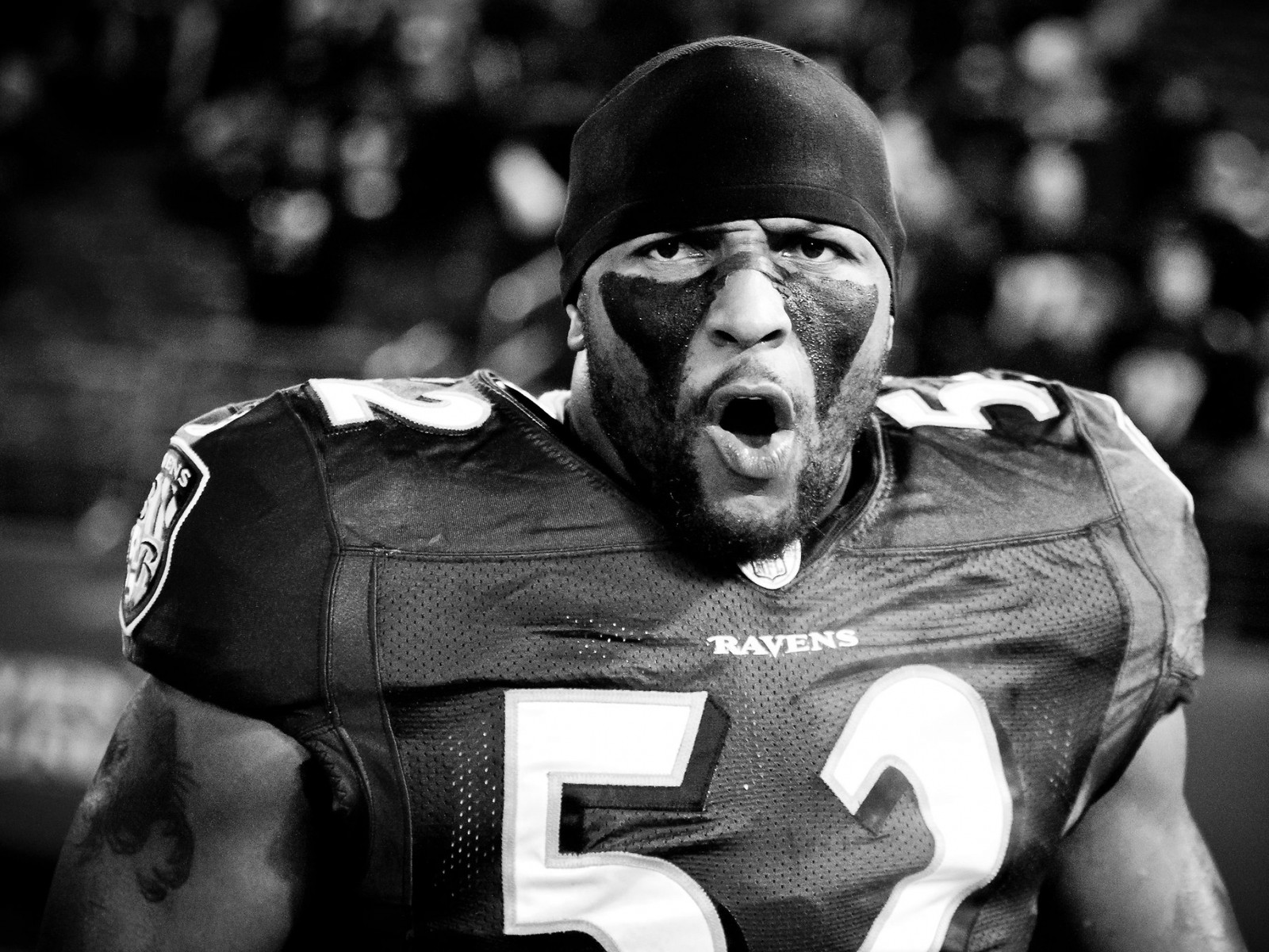 Joueur de football arafed avec un visage noir et un chapeau noir (baltimore ravens, nfl, photographie, poils du visage, noir et blanc)