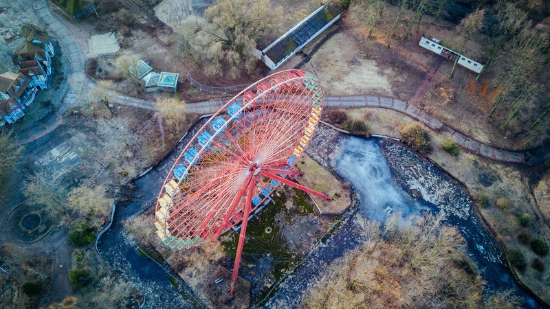 Вид сверху на колесо обозрения в парке (колесо обозрения, дерево, берлин, фотография, воздушная фотография)