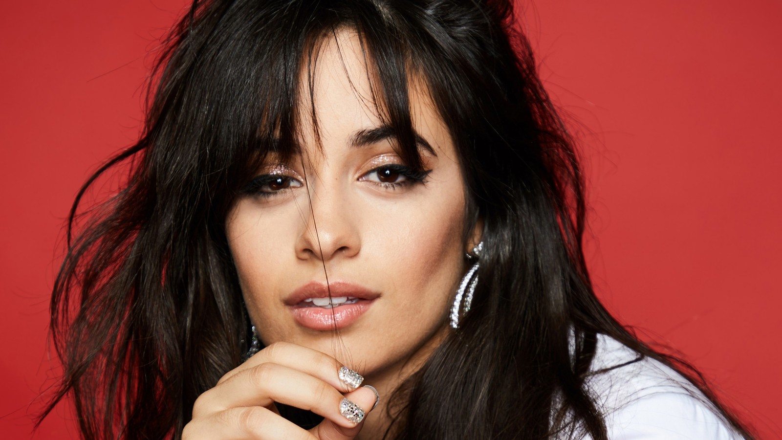 Gros plan d'une femme avec de longs cheveux et des boucles d'oreilles (camila cabello, chanteur, célébrité, femmes, filles)