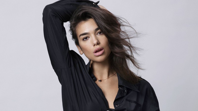 Близкий план женщины с длинными волосами в черной рубашке (дуа липа, dua lipa, волосы, лицо, прическа)