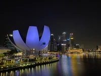 Reflexões urbanas iluminadas: Uma paisagem noturna de arranha-céus e arquitetura moderna