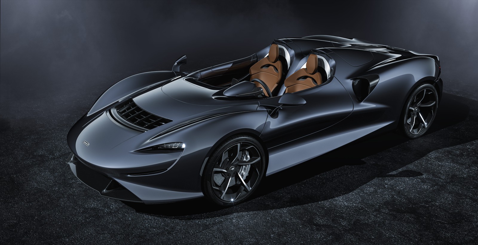 Un coche deportivo plateado con asientos de cuero y un asiento de cuero marrón (mclaren elva, edición negra, coches deportivos, 2020, 5k)