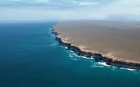 Luftaufnahme einer rauen australischen Küste mit einem dramatischen Kap und weiten Ausblicken auf den Ozean.