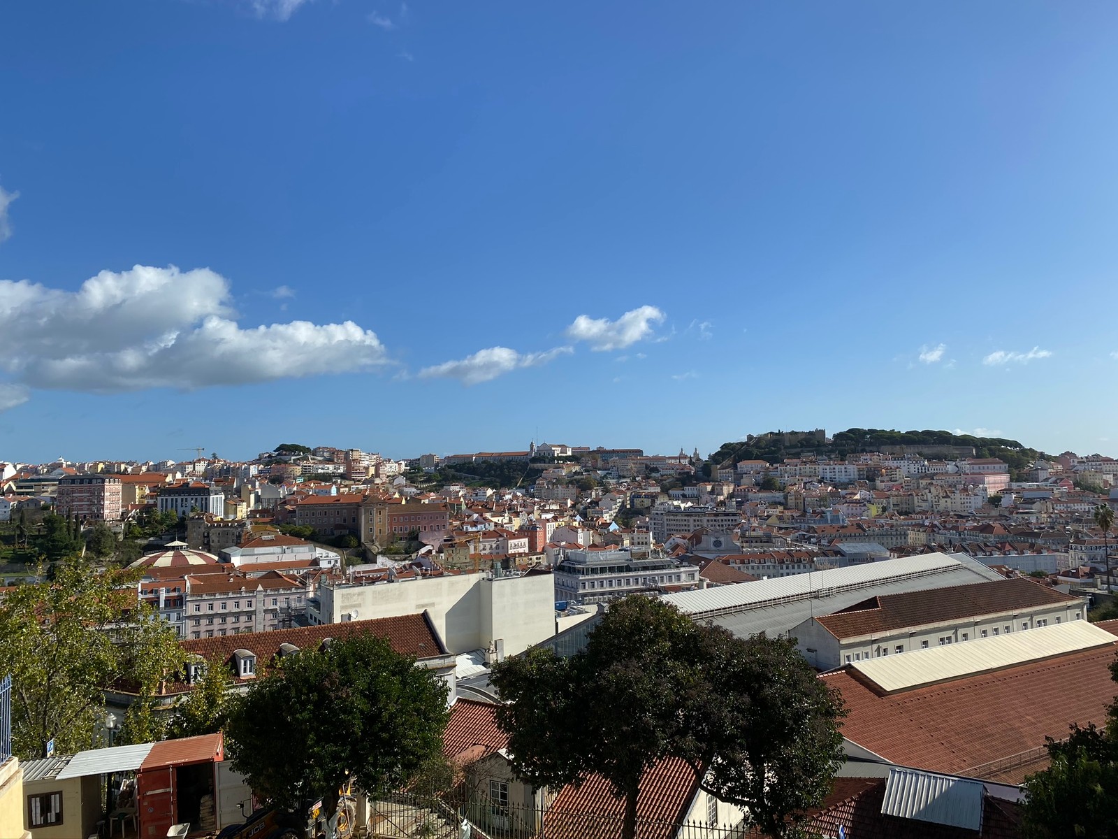 Воздушный вид на город с холмом на заднем плане (лиссабон, lisbon, окрестности, жилой район, крыша)