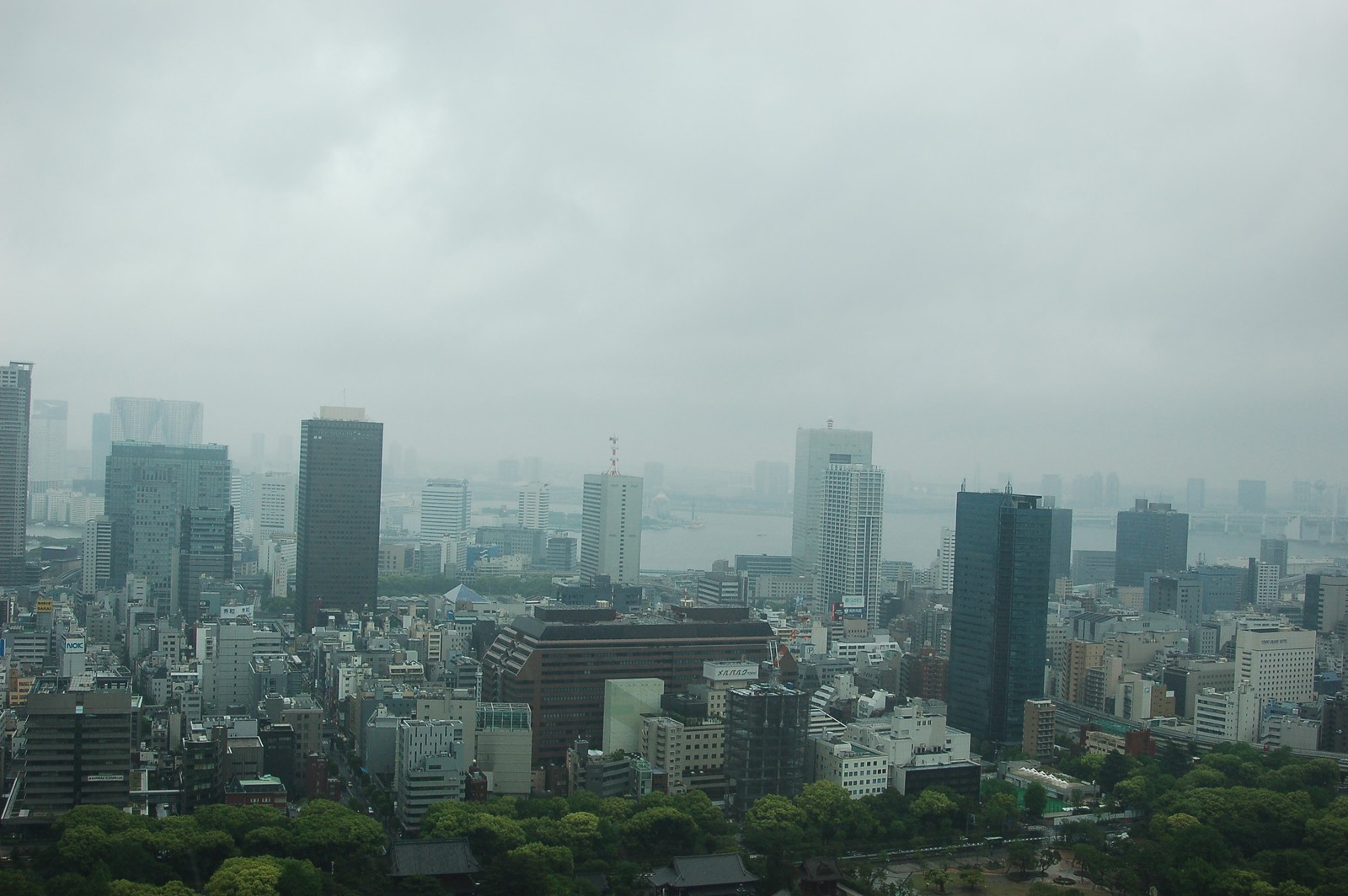 Vista panorâmica de uma cidade com prédios altos e um rio (tóquio, tokyo, arranha céus, paisagem urbana, área urbana)