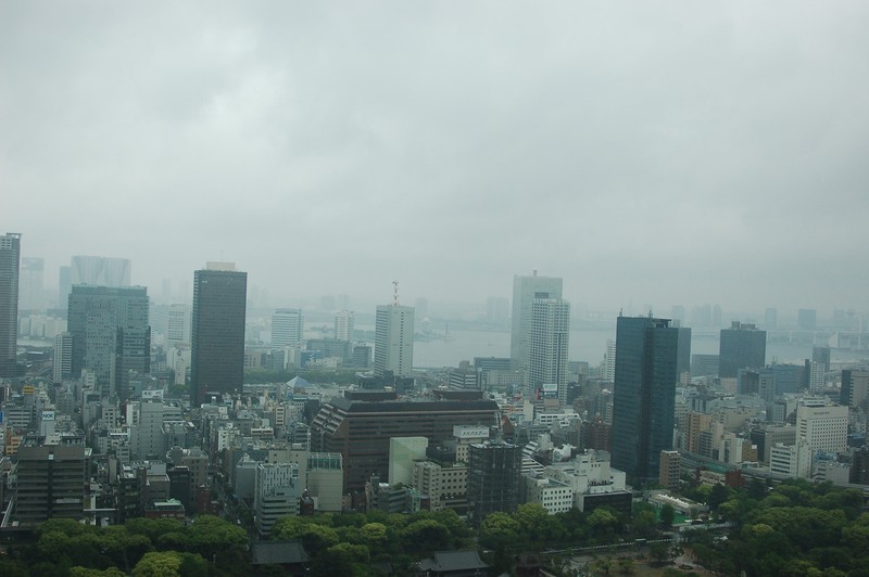 Панорамный вид на город с высокими зданиями и рекой (токио, tokyo, небоскреб, городской пейзаж, городская территория)