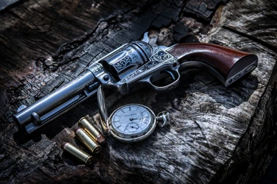 Revolver vintage avec des balles et une montre de poche sur du bois rustique