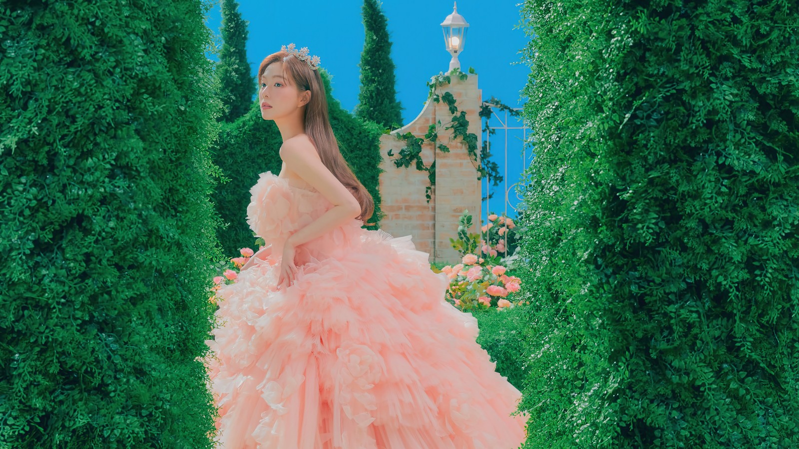 Una mujer en un vestido rosa de pie en un jardín (red velvet, kpop, 레드벨벳, festival reve 2022, coreano)