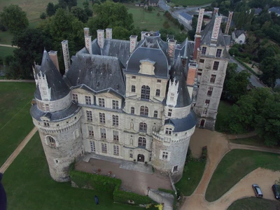 Vue aérienne d'un majestueux château médiéval avec des tourelles et de vastes terrains