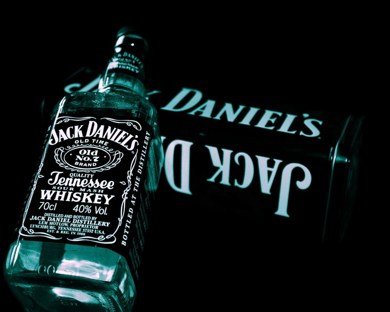 Бутылка виски jack daniels рядом с банкой виски (алкоголь, бутылка, дэниелс, daniels, напиток)