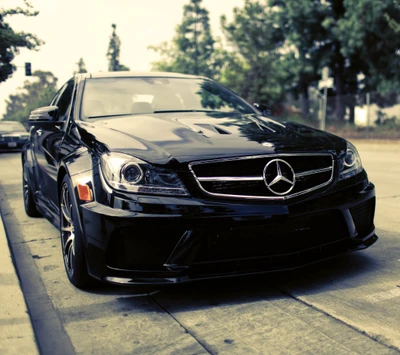 Elegante coupé negro de Mercedes-Benz en calle urbana