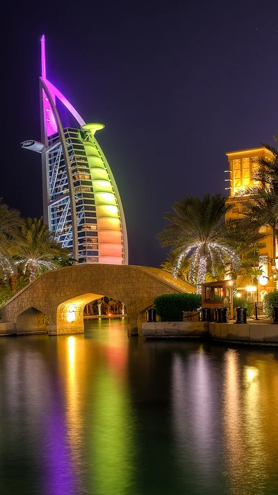 Burj Al Arab, beleuchtet bei Nacht mit Reflexionen