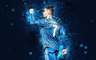 Cristiano Ronaldo in einem blauen Juventus-Trikot, feiernd mit einer kraftvollen Pose vor einem dynamischen blauen Hintergrund.