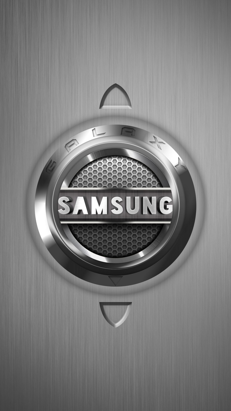 Близкий план металлического значка с логотипом samsung (2017, чёрный, хром, галактика, логотип)