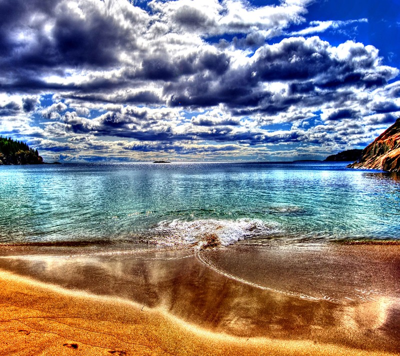 Blick auf einen strand mit einem boot im wasser (landschaft, hintergrundbild)