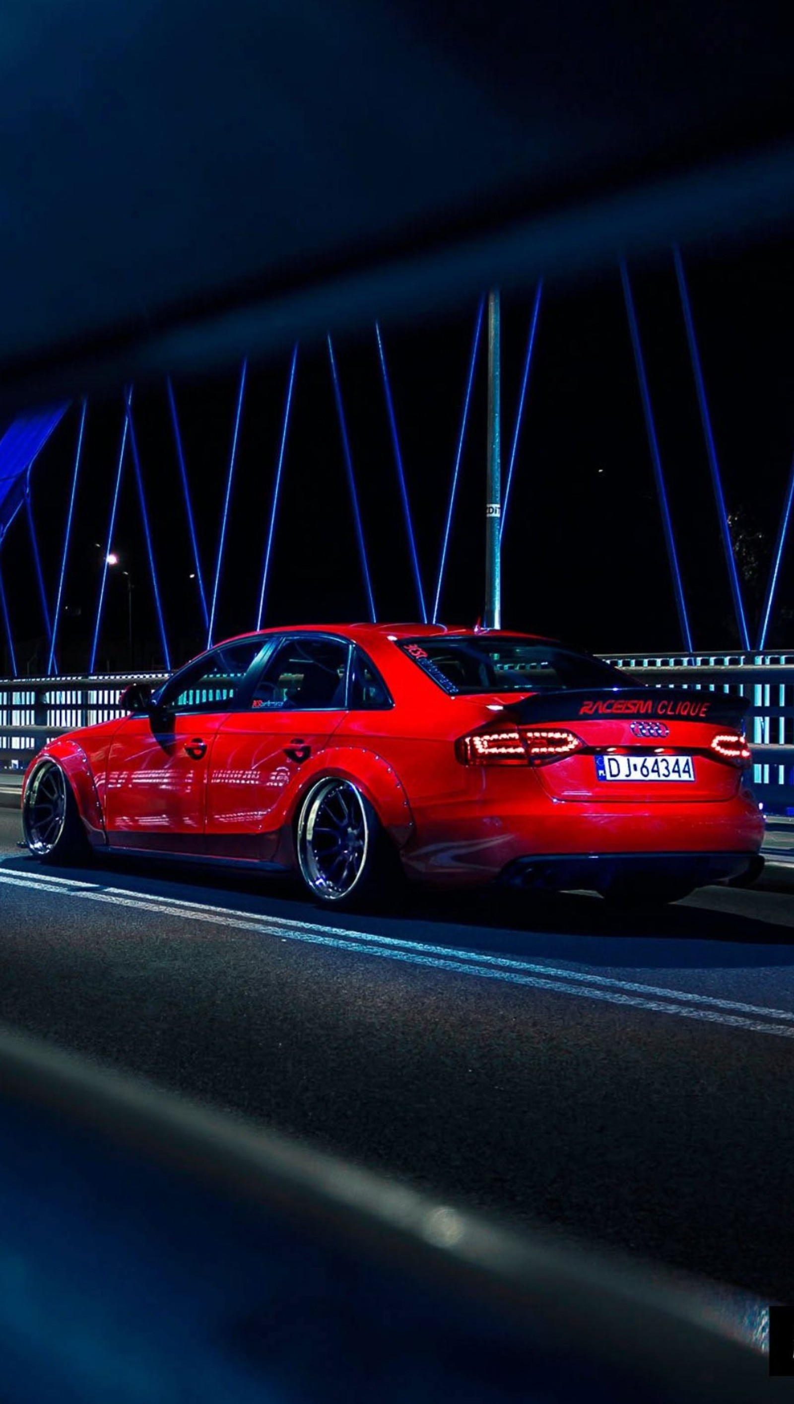 Um carro vermelho dirigindo em uma ponte à noite (audi, carro, noite, vermelho)