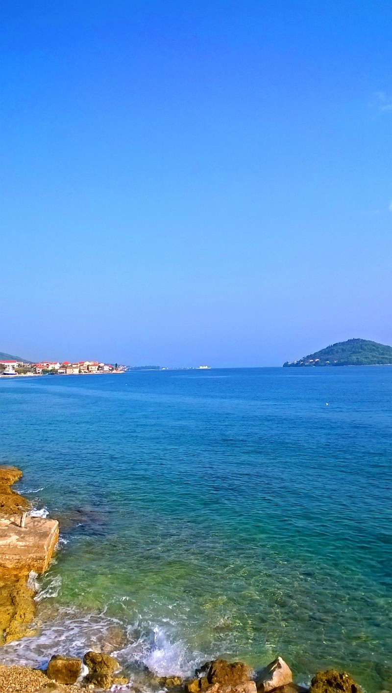 Вид на пляж с лодкой в воде (синий, хорватия, море, небо, лето)