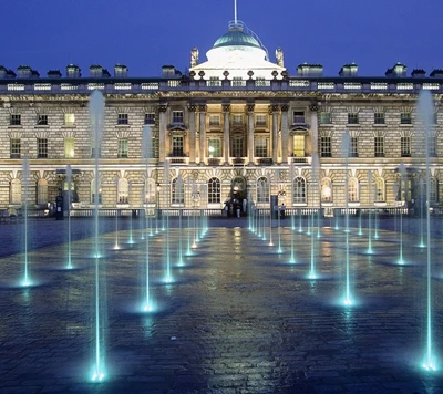 Somerset House beleuchtet bei Nacht mit strahlenden Wasserfontänen