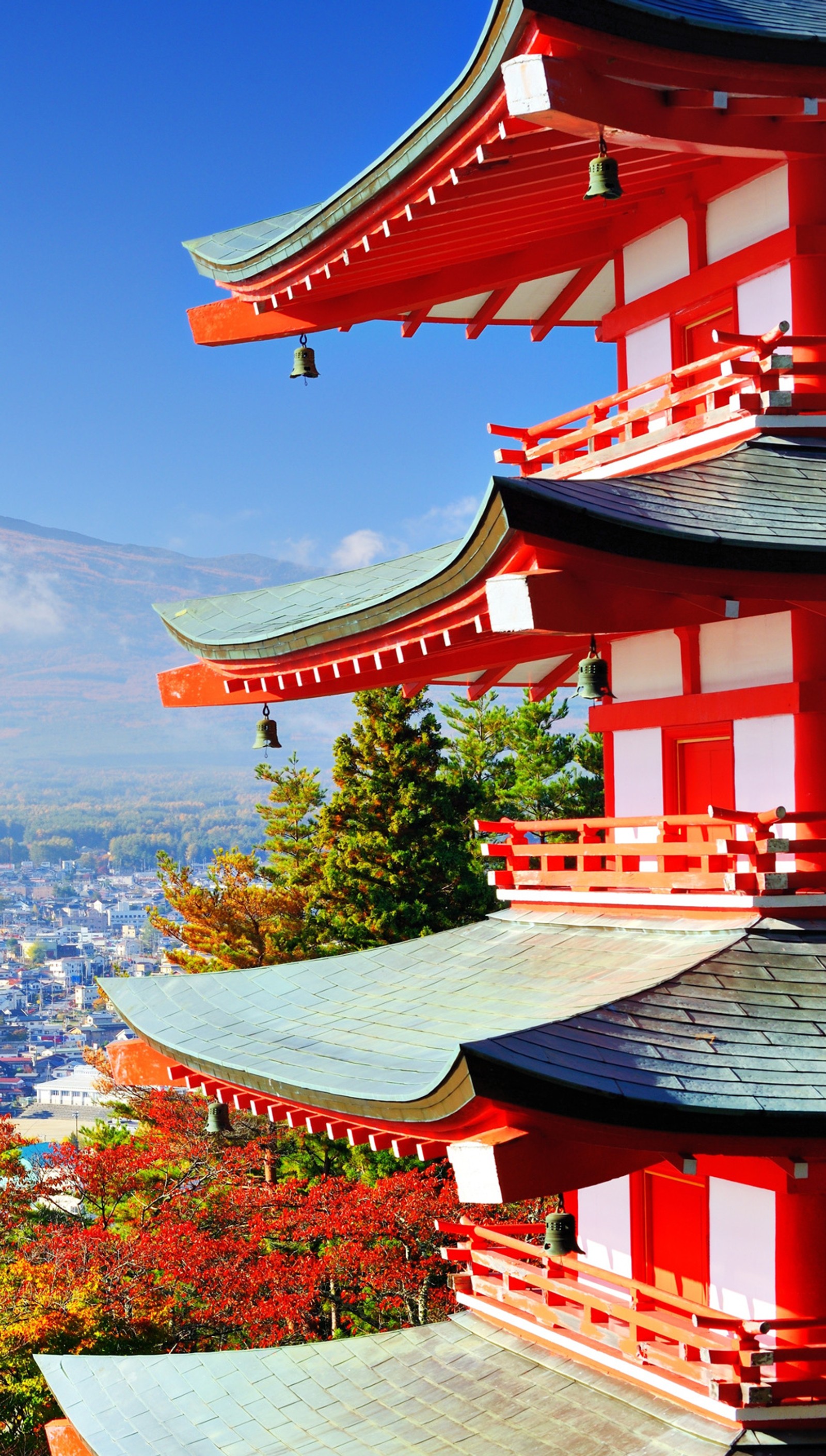 Uma pagoda árabe com vista para uma cidade e uma montanha ao fundo (japão, relaxamento)