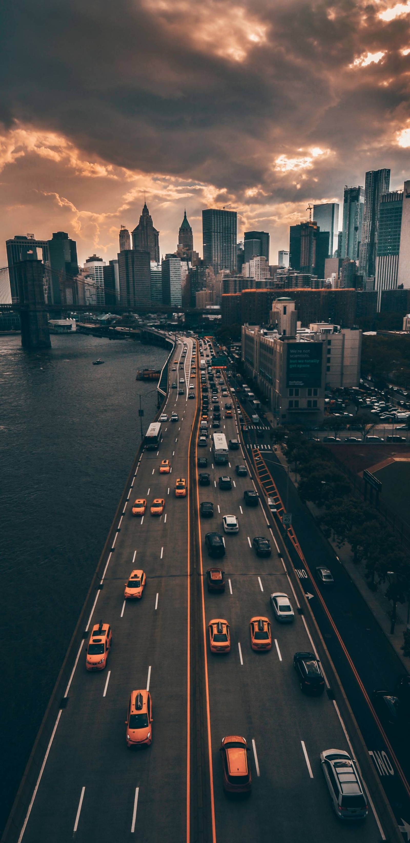 Vista de uma rodovia com carros e uma cidade ao fundo (ponte, carros, cidade, citys, cor)