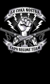 Emblema del equipo La Coka Nostra Capo Regime con puño y armas