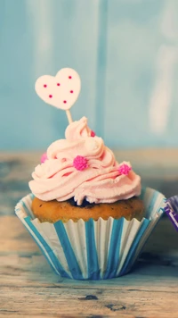 Dulce cupcake con cobertura de corazón