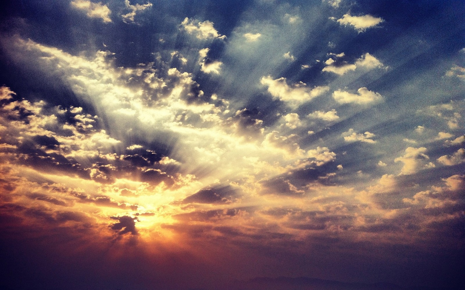 Des nuages graphiques et le soleil brillants à travers le ciel (nuage, journée, atmosphère, matin, horizon)