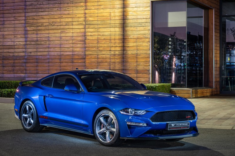 Ford mustang gt показан перед зданием (ford mustang, 2022, 5k, машины, обои 4k)