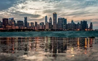 Die Skyline von Chicago, im Wasser bei Dämmerung reflektiert