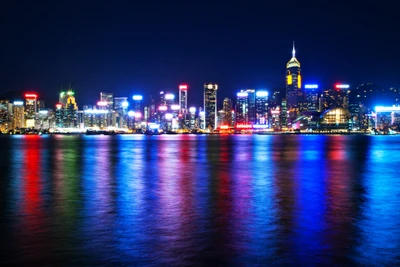 Horizonte vibrante de Hong Kong refletido nas águas à noite