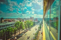 Paisaje urbano vibrante con exuberante vegetación y reflejos