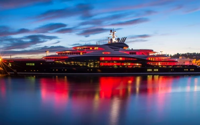 Yate de lujo iluminada al anochecer: una impresionante exhibición de arquitectura naval