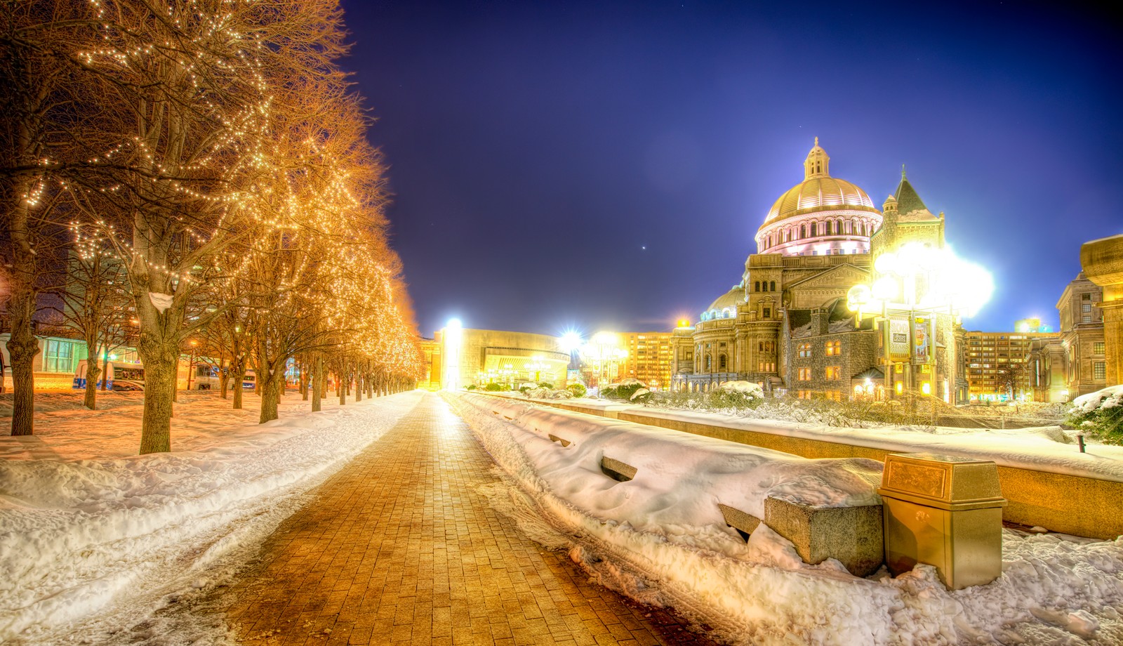 Ein verschneiter weg, der zu einem gebäude mit einer kuppel führt, das nachts beleuchtet ist (boston, wahrzeichen, natur, nacht, winter)