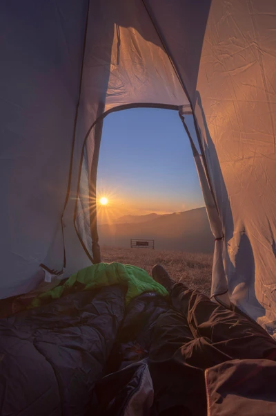 Vista serena do amanhecer de uma barraca de camping