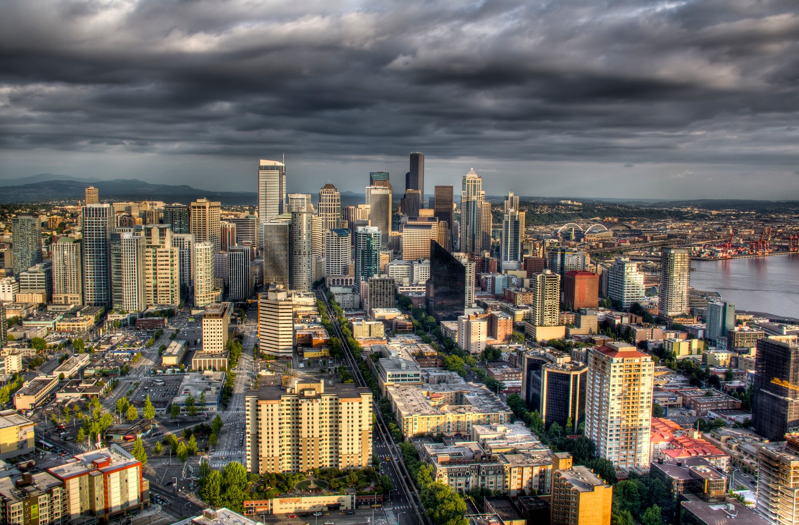 Vista aérea de uma cidade com um rio e uma ponte (seattle, paisagem urbana, cidade, área urbana, metrópole)