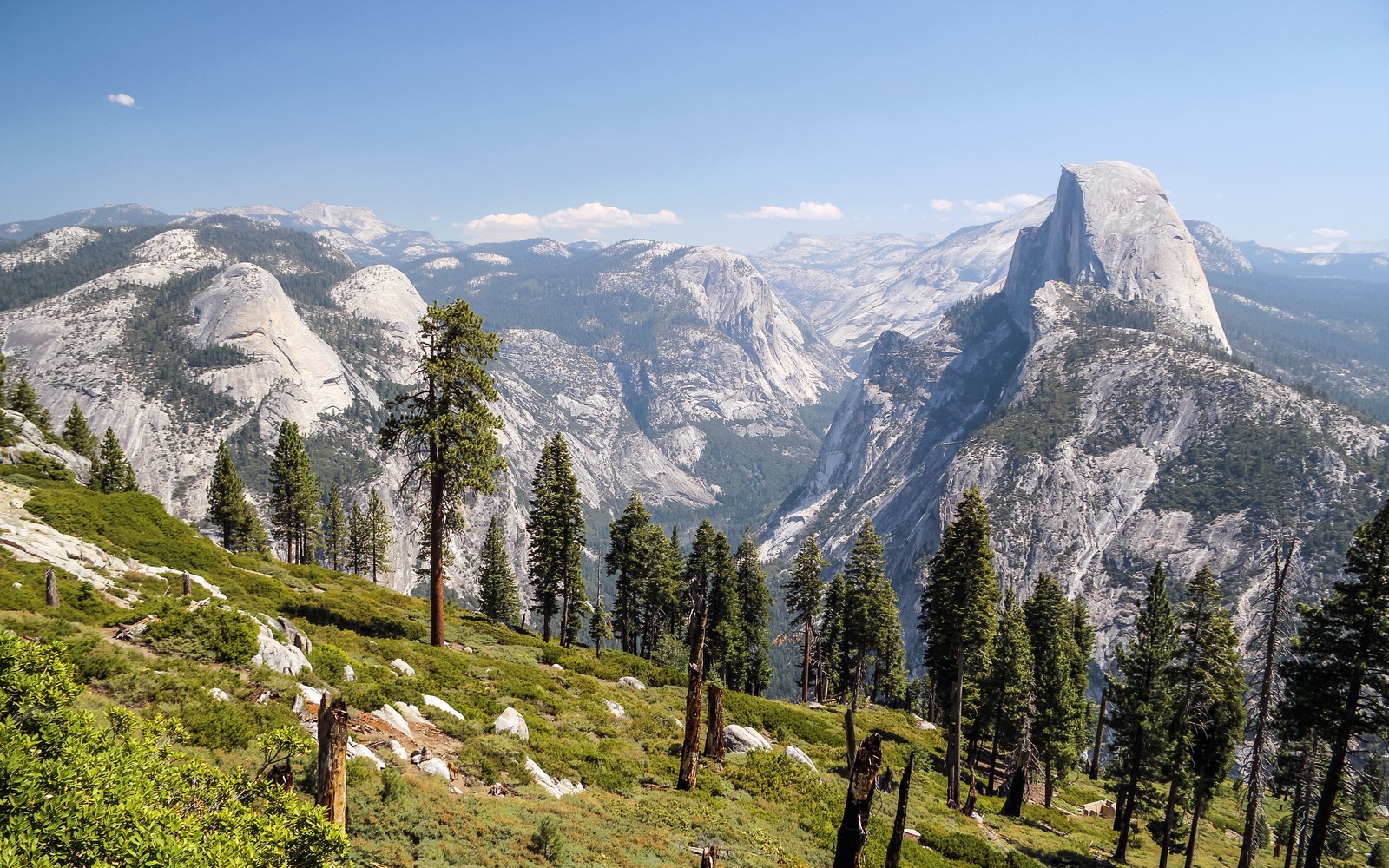 Araffes em uma montanha com vista para um vale e montanhas (meia cúpula, glacier point, vale de yosemite, yosemite valley, montanha)