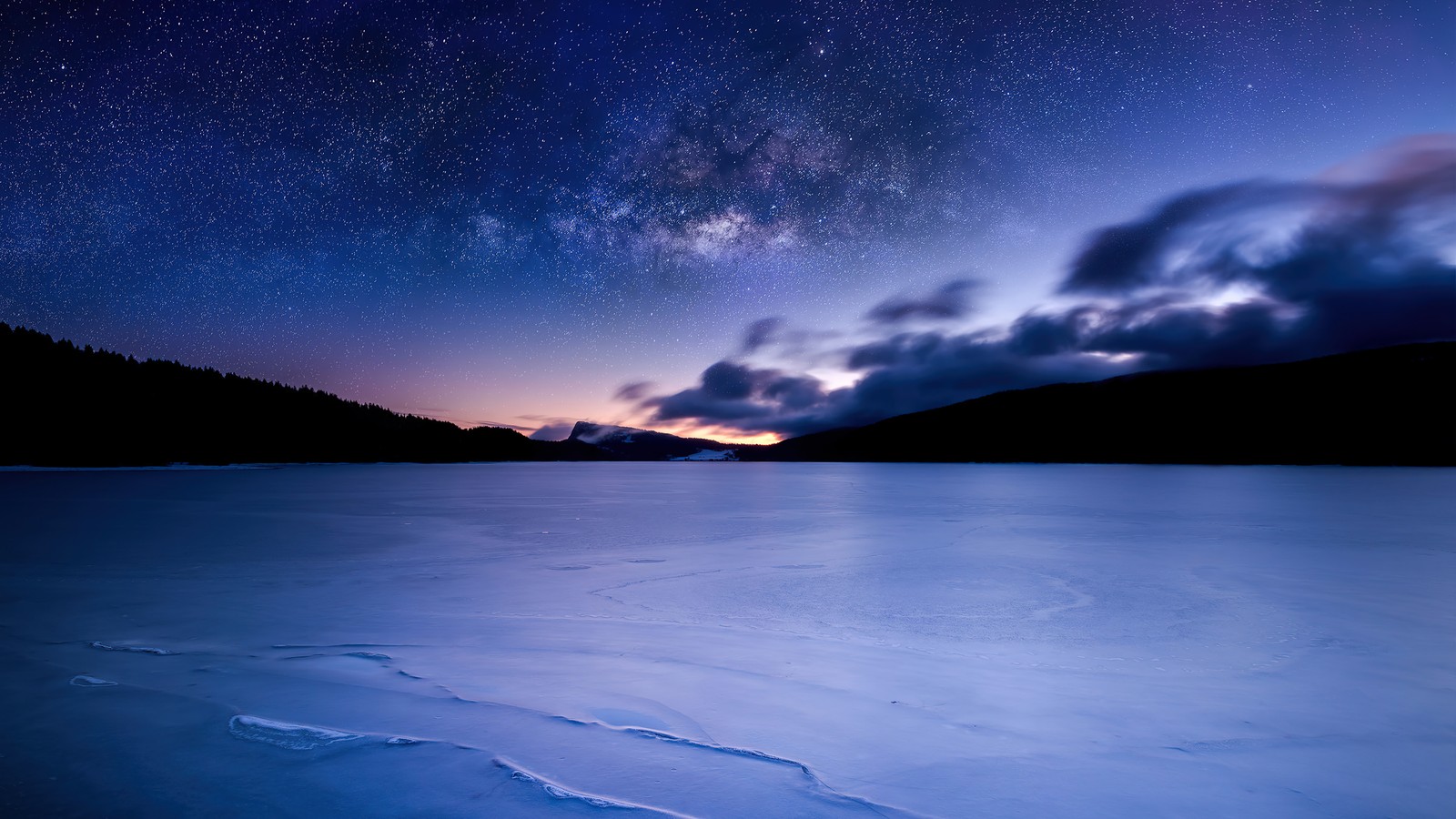 Uma vista de um lago com um céu cheio de estrelas (nascer do sol, inverno, lago, noite, céu)