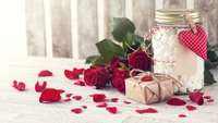 Centro de mesa romántico con frascos Mason, rosas y regalos sinceros para el Día de San Valentín