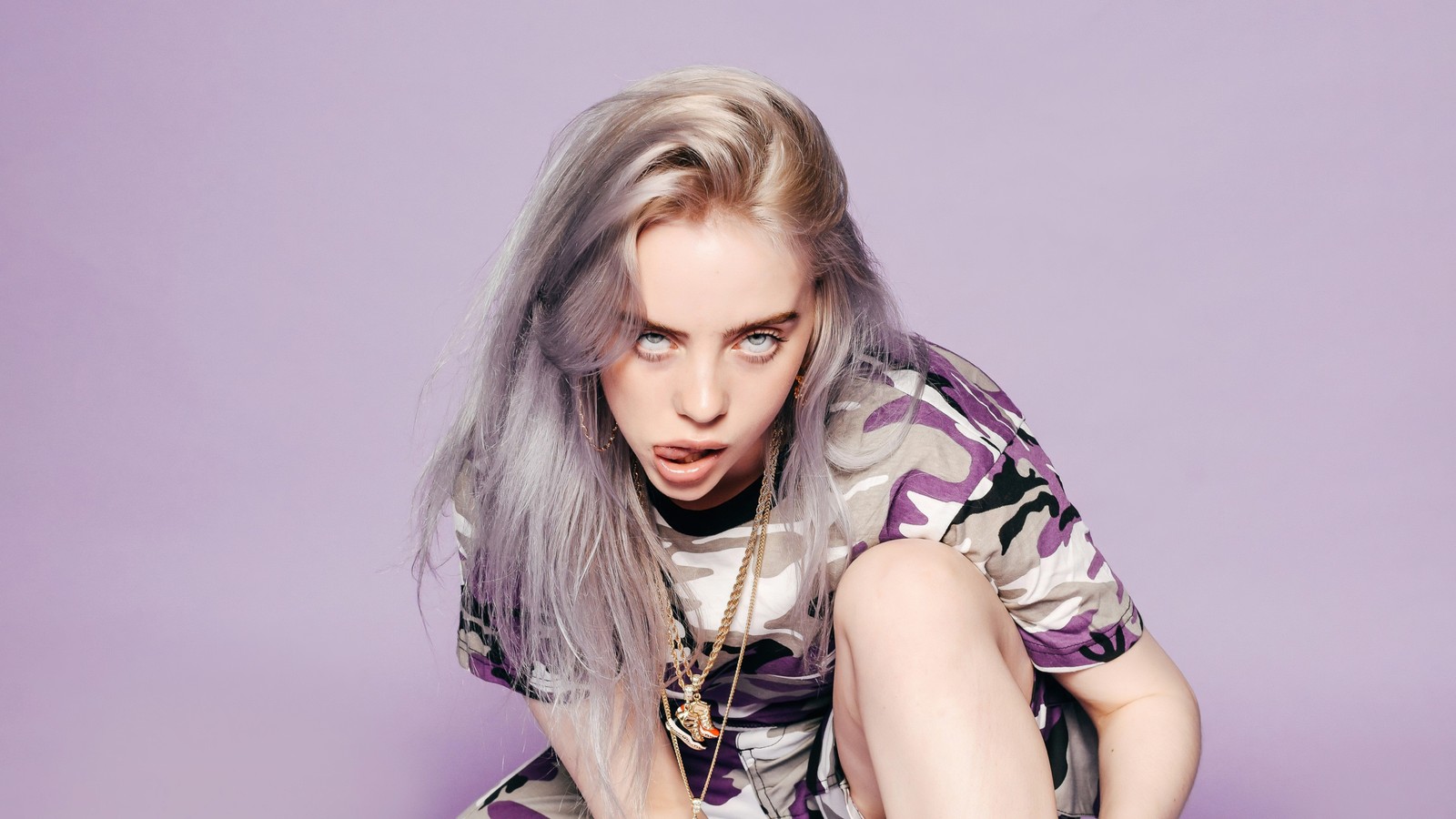 Ein verschwommenes bild einer frau mit langen grauen haaren und einem lila shirt (billie eilish, lila ästhetik, 5k, musik, 4k hintergrund)