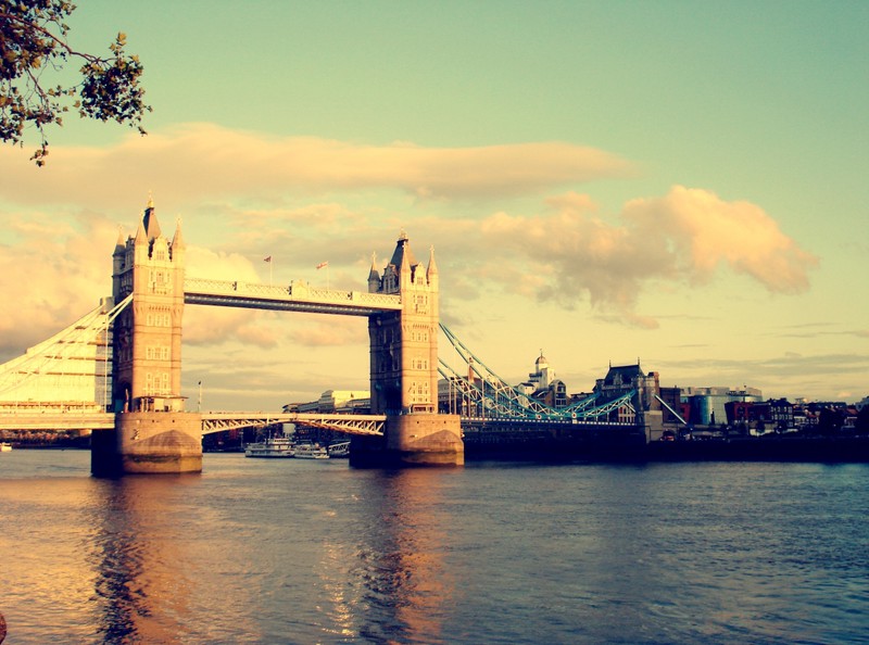 Мост над водой с лодкой на заднем плане (tower bridge, река темза, лондонский мост, london bridge, лондонская башня)