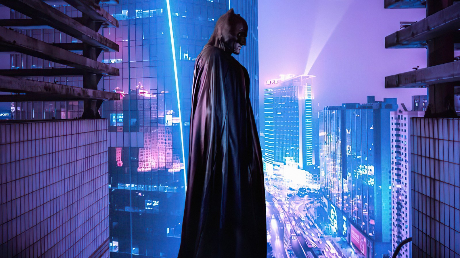 Batman en una capa oscura de pie en un alfeizar mirando una ciudad (batman, ligero, edificio, mundo, azul)