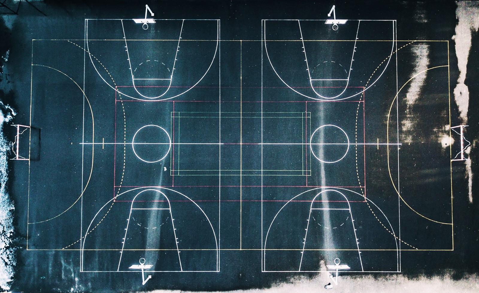 Un primer plano de una cancha de baloncesto con un dibujo lineal en ella (cancha de baloncesto, baloncesto, nba, ligero, línea)