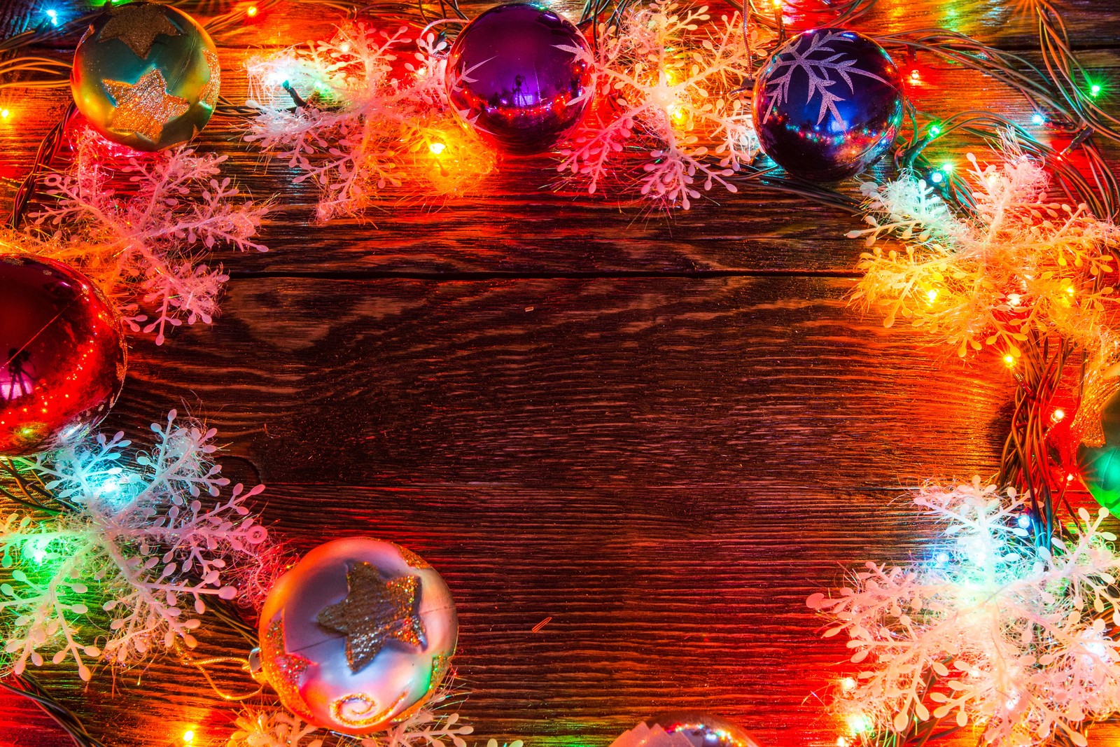 Une couronne de noël avec des lumières colorées et des ornements sur une table en bois (nouvel an, noël, ornement de noël, lumières de noël, événement)