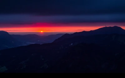 Silhouette de montagne époustouflante contre un coucher de soleil rouge ardent sur la chaîne de montagnes Grünten en Allemagne