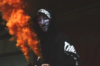 guy fawkes maske, mann mit maske, schwarzer hoodie, oranjer rauch, dunkler hintergrund